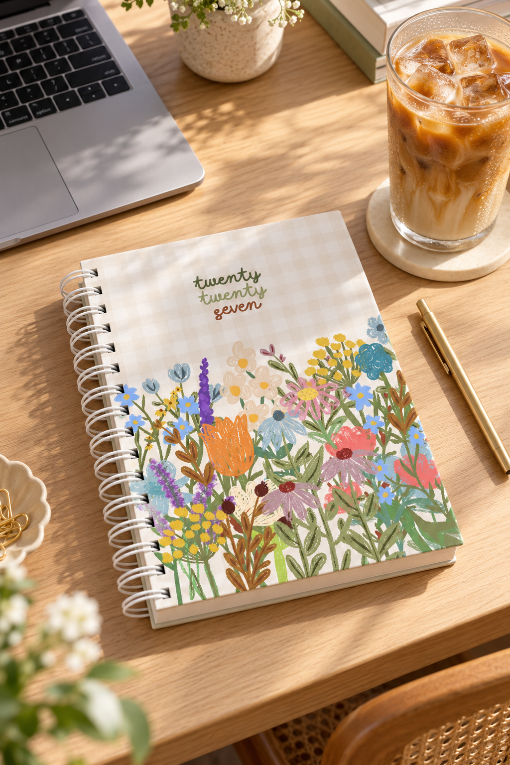 Agenda Blooming 2027 sobre mesa de madera